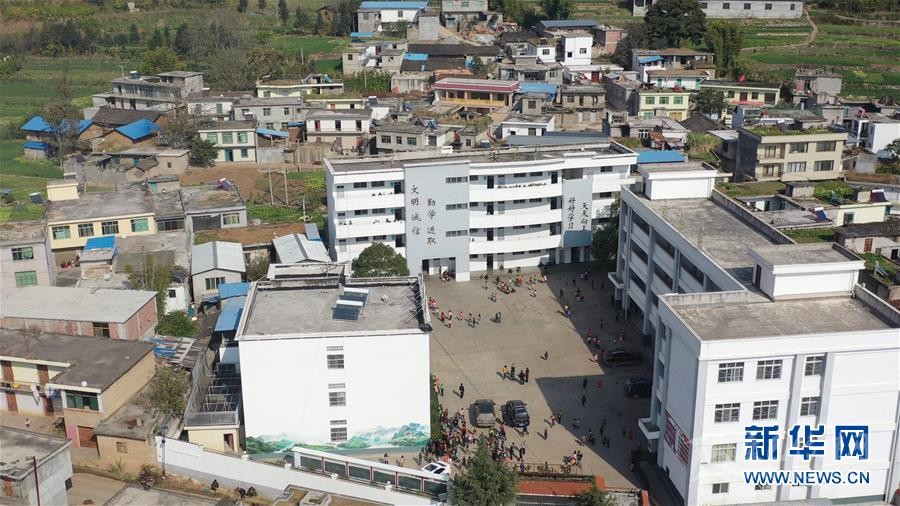 (決戰(zhàn)決勝脫貧攻堅(jiān)·圖文互動(dòng))(1)山上的放羊娃不見了——涼山教育扶貧斬?cái)嘭毨А按H傳遞”