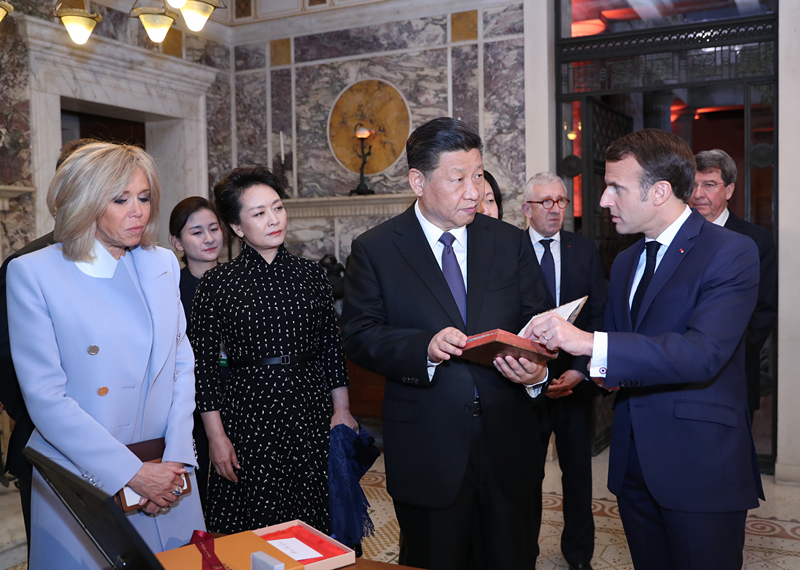 2019年3月24日，習(xí)近平在法國尼斯會見法國總統(tǒng)馬克龍。會見前，馬克龍向習(xí)近平贈送1688年法國出版的首部《論語導(dǎo)讀》法文版原著。