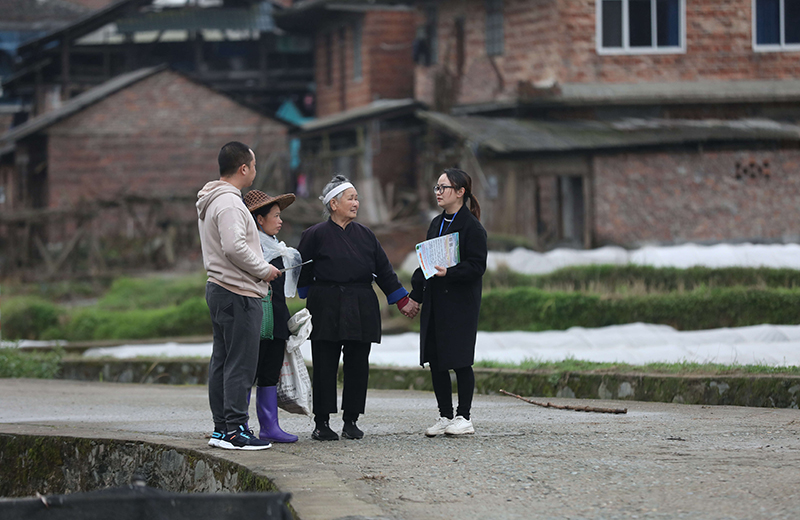 2022年3月24日，在廣西柳州市三江侗族自治縣良口鄉(xiāng)南寨村，紀(jì)檢監(jiān)察干部（右一、左一）在了解惠農(nóng)政策落實(shí)情況。