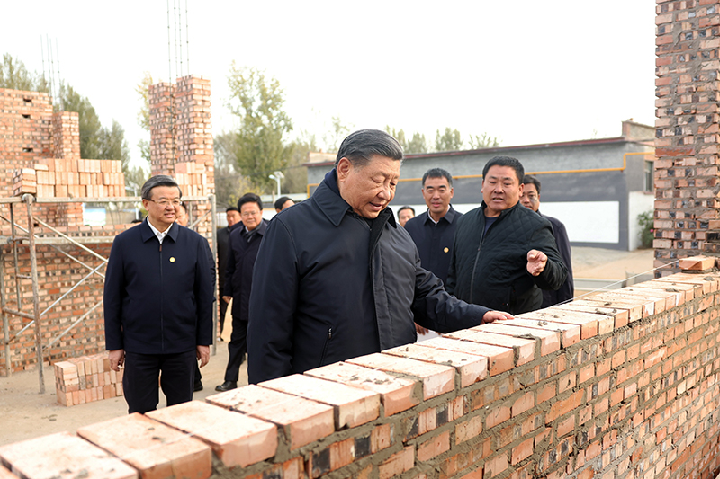 2023年11月10日，習(xí)近平總書(shū)記在河北保定涿州市刁窩鎮(zhèn)萬(wàn)全莊村房屋重建施工現(xiàn)場(chǎng)考察。