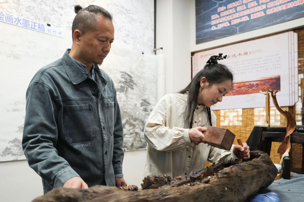 潘能輝和妻子胡美華在湖南常德河街展示木雕。新華社記者 薛宇舸 攝