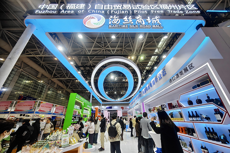 2024年3月18日，第四屆中國跨境電商交易會在福建福州開幕。展會聚焦“鏈接跨境全流域 共建電商新生態(tài)”，集聚全國80余個外貿(mào)產(chǎn)業(yè)帶的上千家供應鏈企業(yè)。