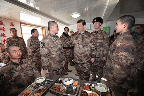 2014年1月26日中午，習(xí)近平來(lái)到連隊(duì)食堂，同戰(zhàn)士們一起用餐。新華社記者 李剛 攝