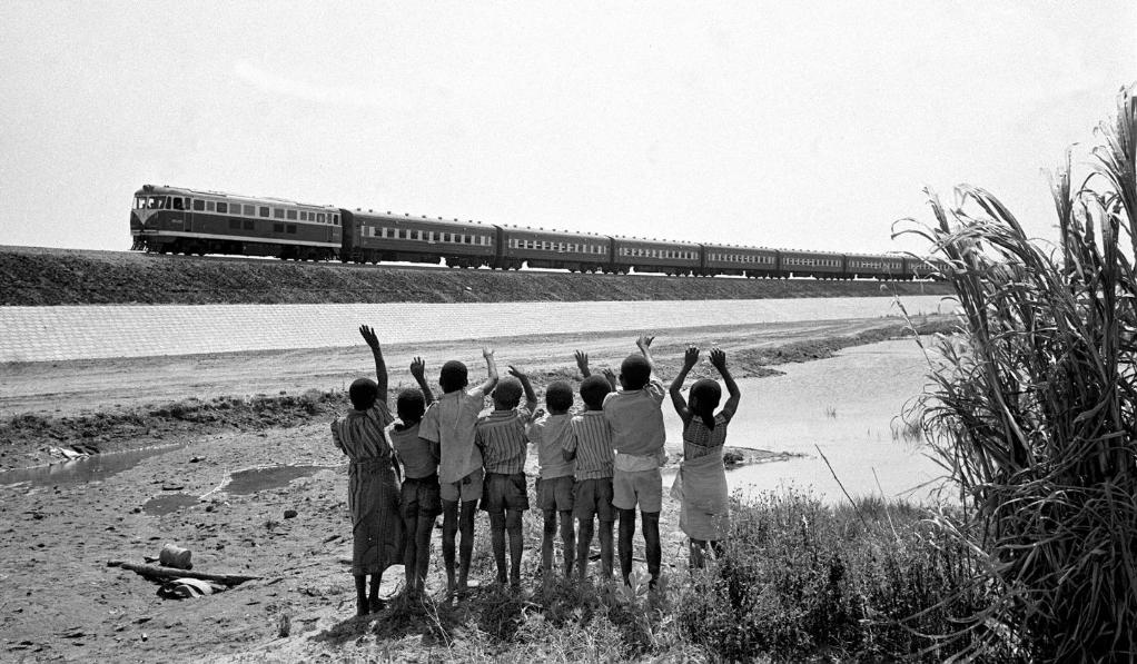 贊比亞魯西瓦西湖畔的少年兒童歡迎坦贊鐵路的列車通到他們的家鄉(xiāng)（1976年攝）。